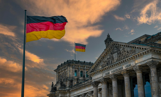 Am Himmel vor dem Bundestag wehen zwei Deutschland-Flaggen